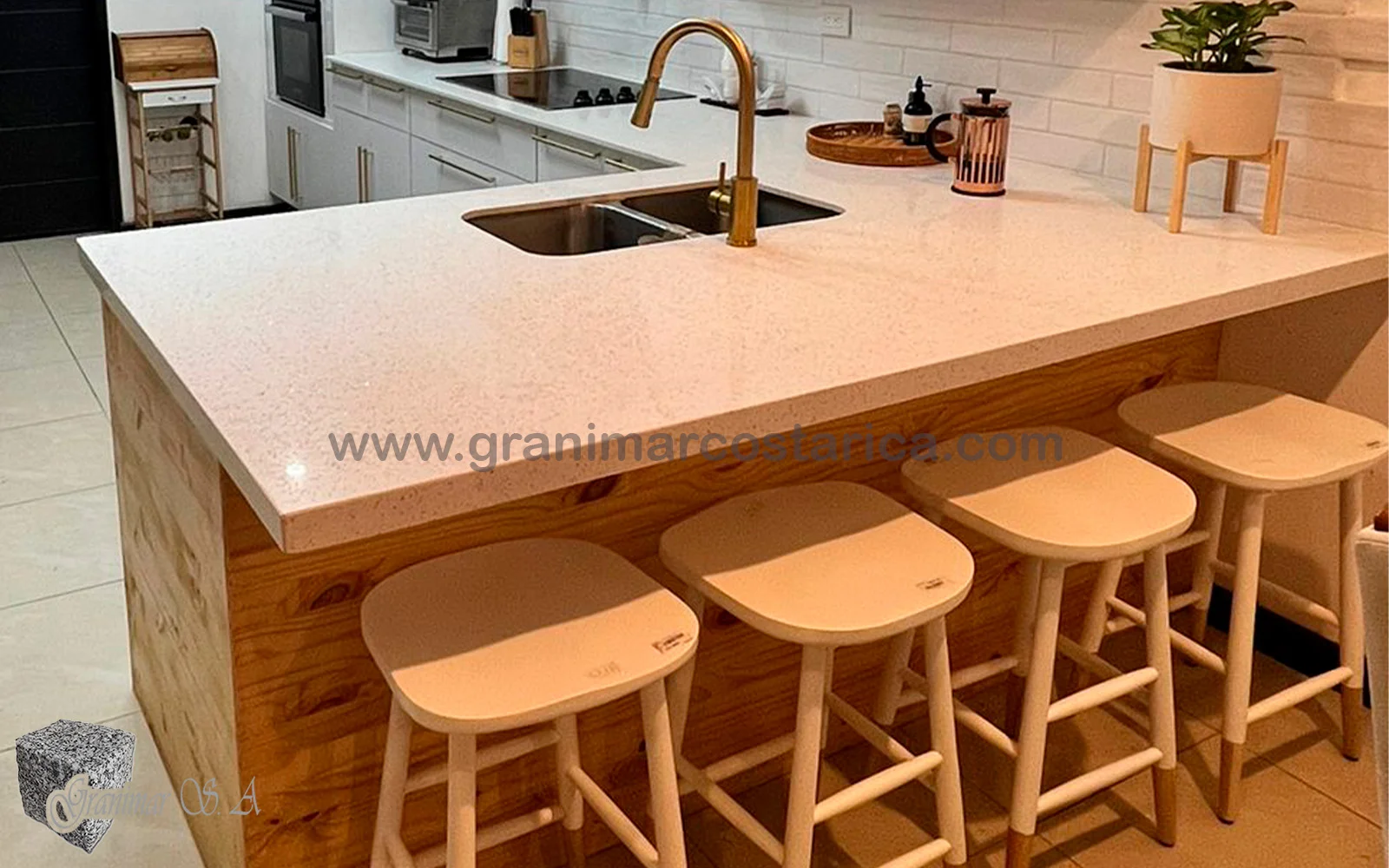 cocina hermosa cuarzo blanco estelar en Costa Rica